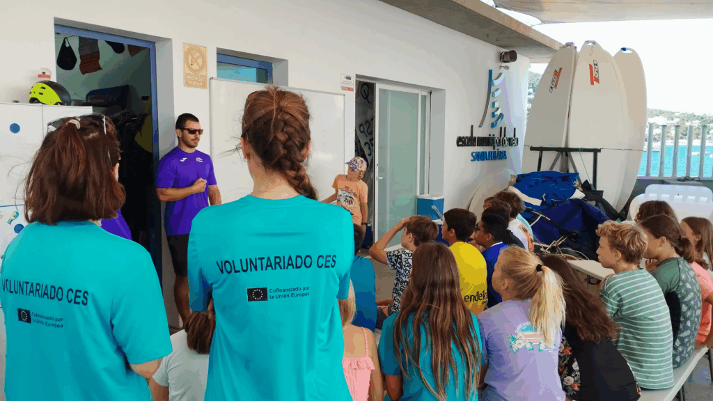 Voluntarios del Cuerpo Europeo de Solidaridad en el Club Náutico Santa Eulalia en Ibiza.
