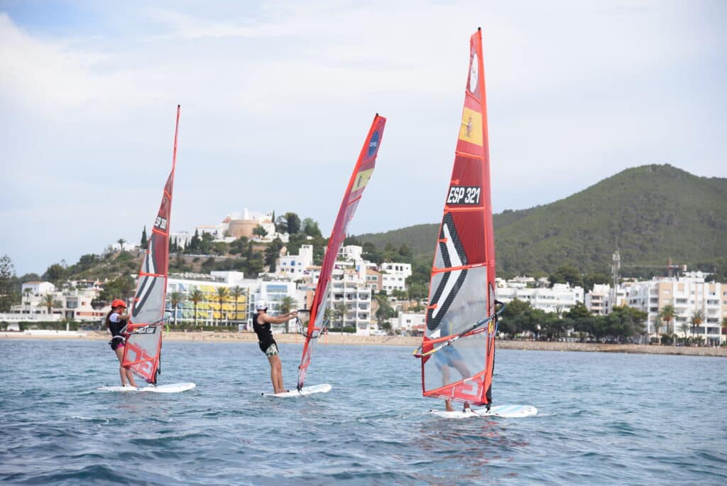 Vela en Ibiza: la guía completa para disfrutar del mar los 12 meses