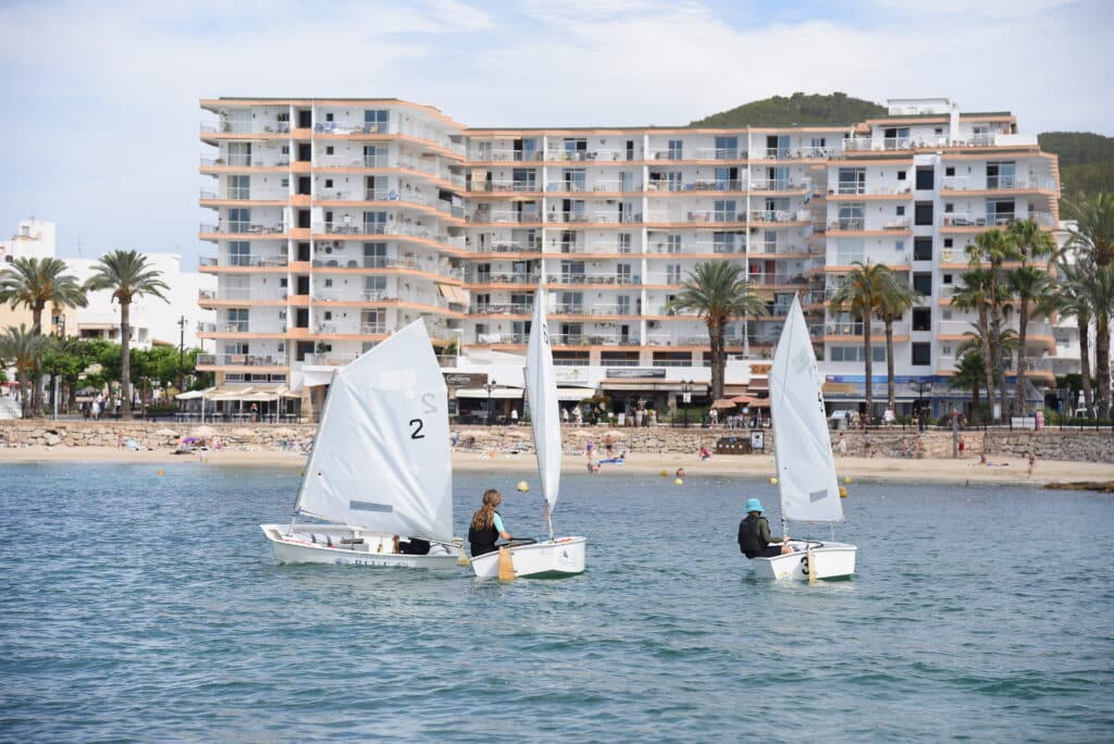 Vela en Ibiza: la guía completa para disfrutar del mar los 12 meses